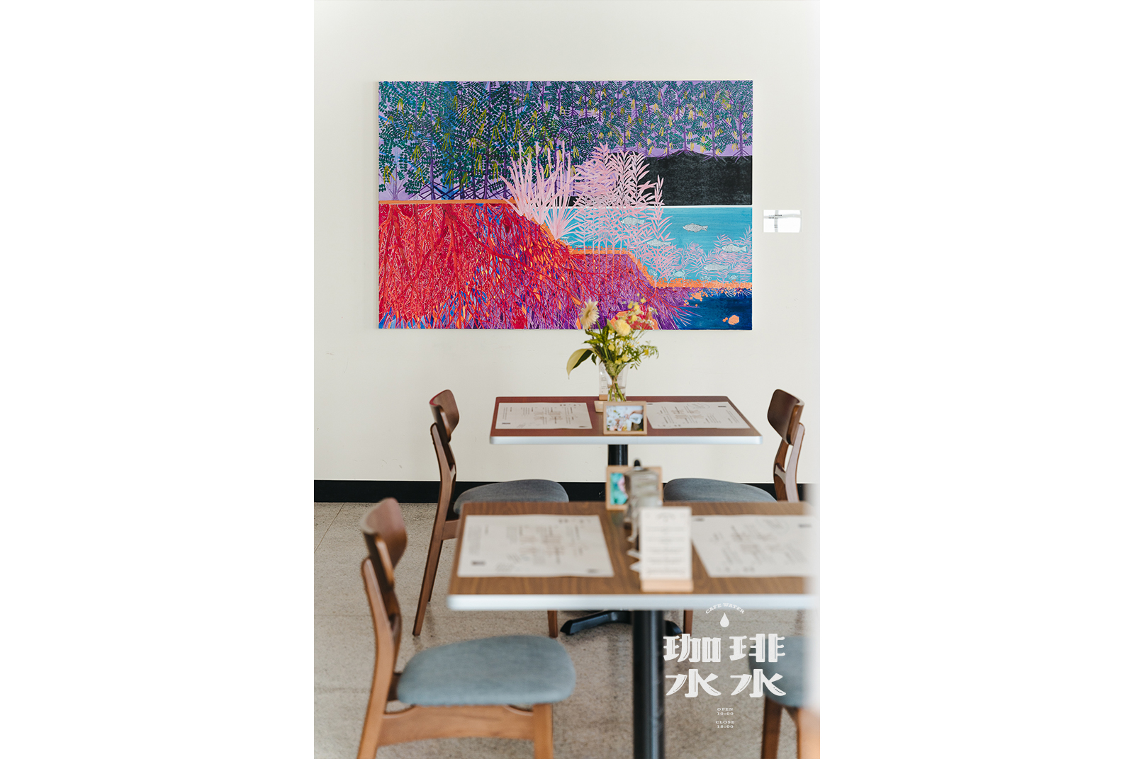 藝術家繪製的水域畫布，流域在牆上醒目呼吸。