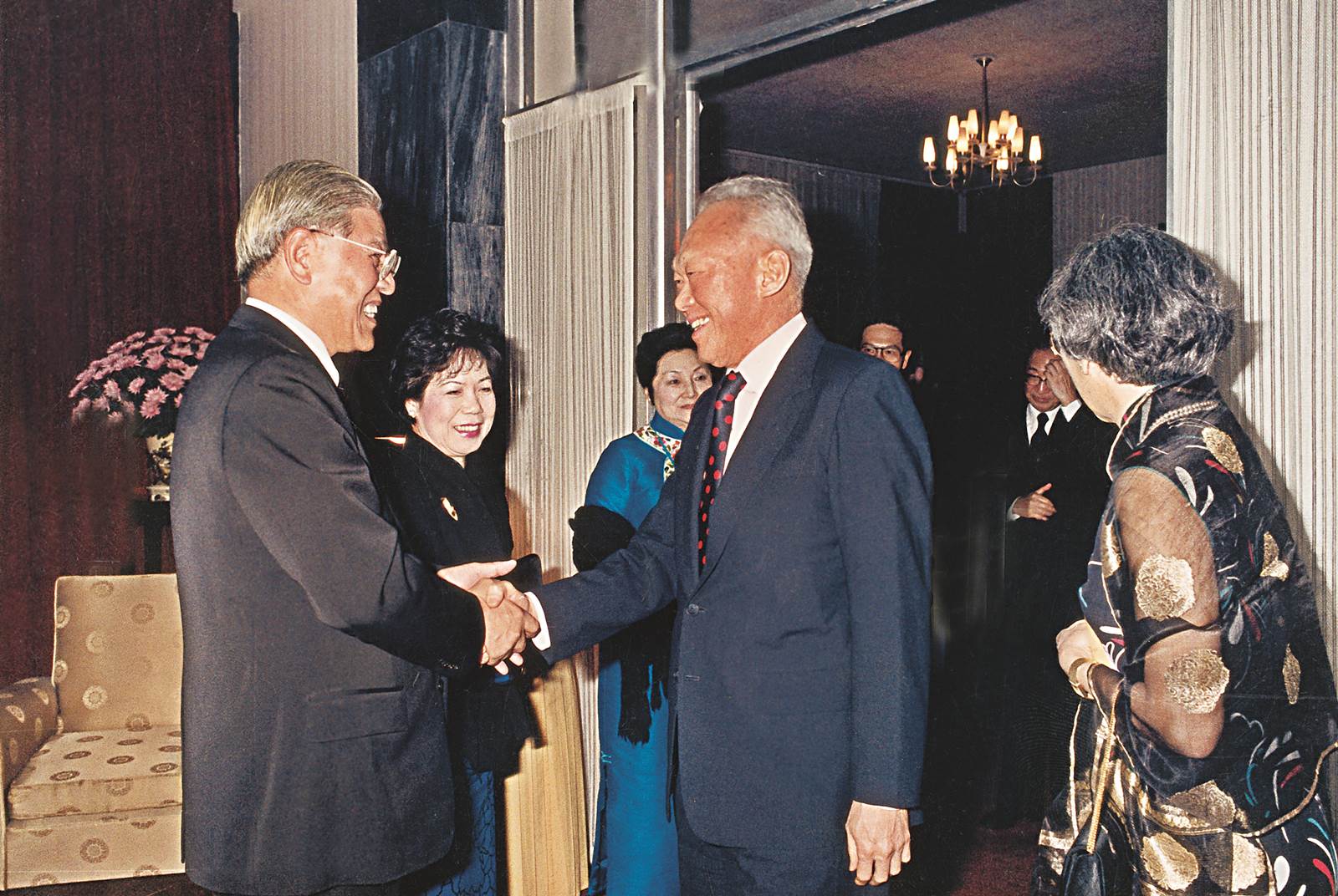 1992年，訪問新加坡總理李光耀。