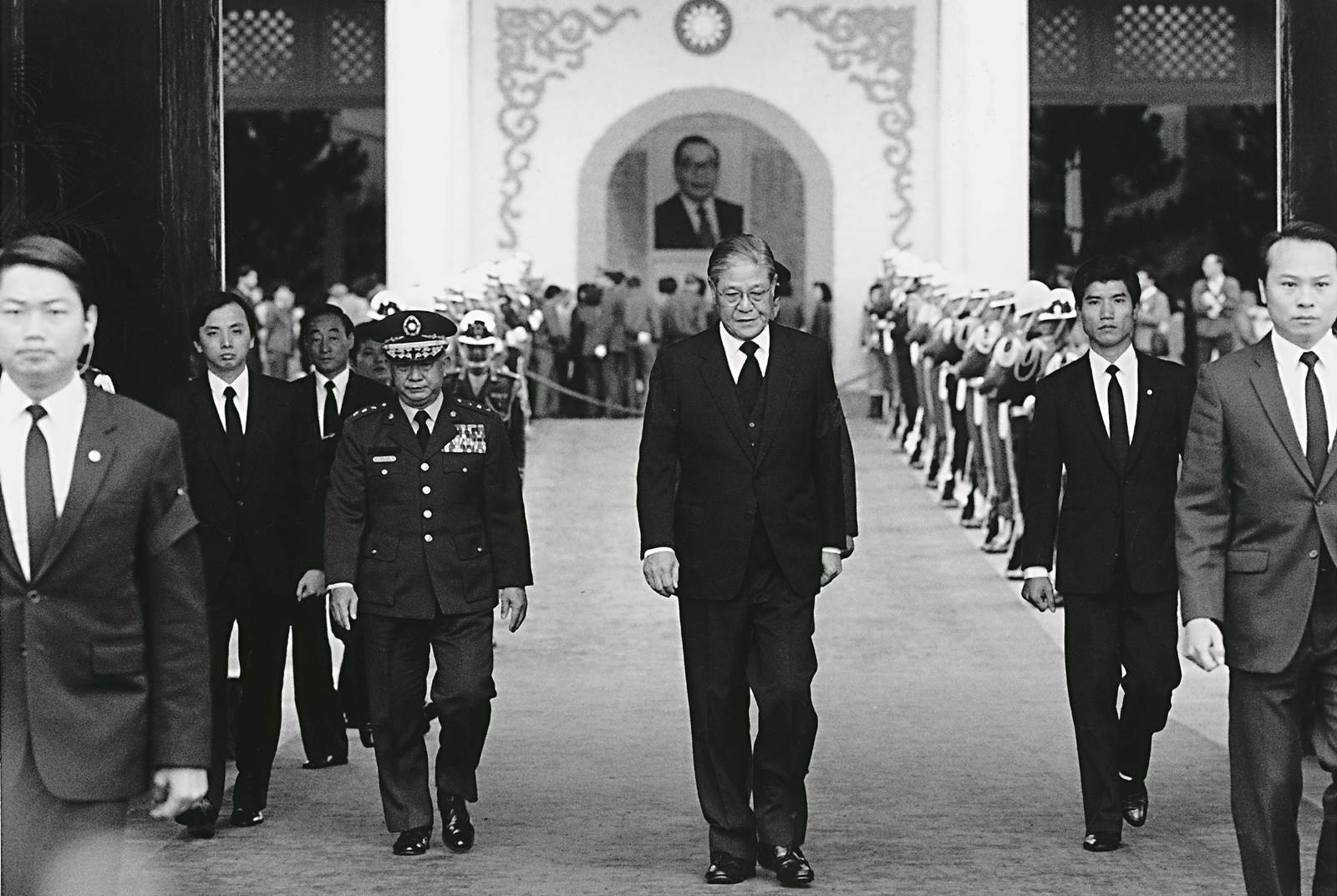 1988年，蔣經國去世，倉促接任總統。