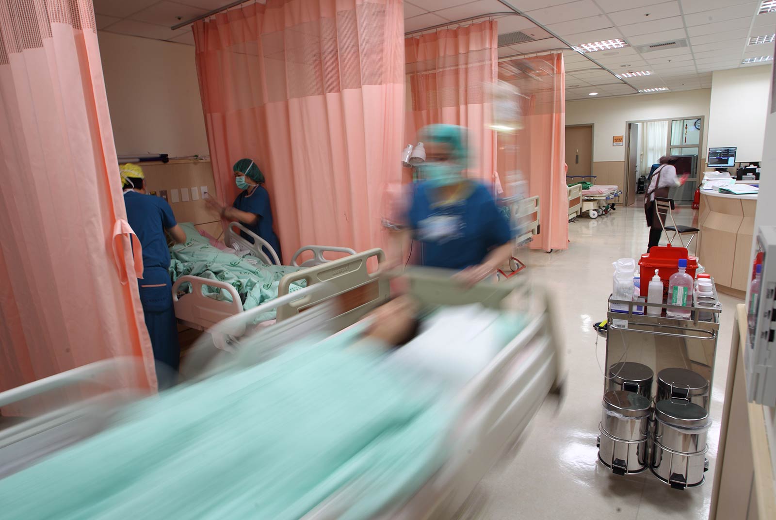 患者被丟包、等床無盡頭！從急診荒亂日常，看見健保的迫切危機