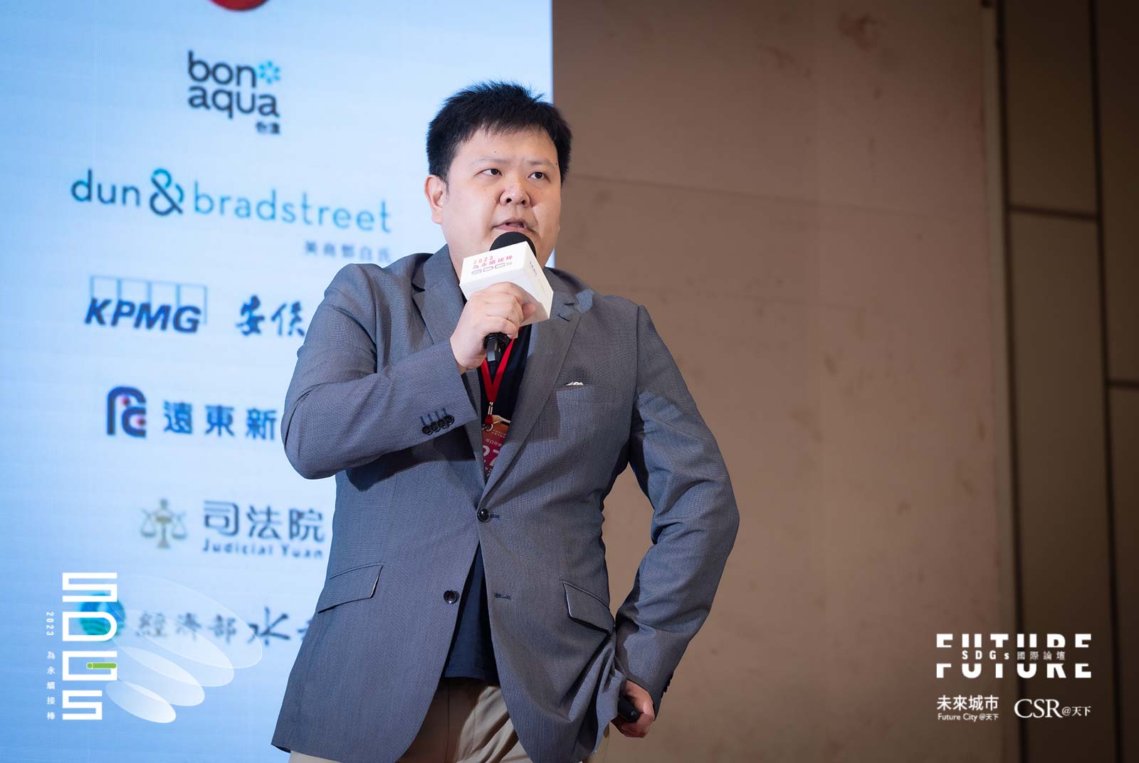 可口可樂資深經理／焦家洵分享可口可樂從瓶裝設計著手永續，研發出100％回收材料製成的包裝。