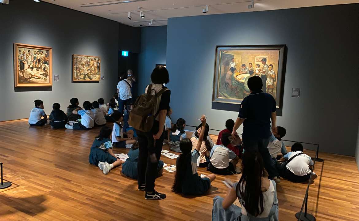 新加坡國家美術館透過華裔新加坡畫家蔡名智的《國語課》，向小學生介紹國家歷史。
