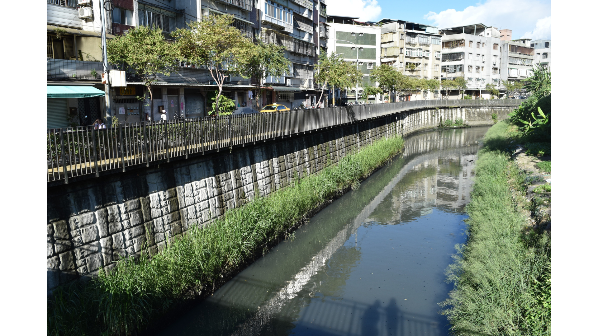瓦磘溝 — 因昔日中和瓦磘里地區曾經有用磘燒製磚瓦而得名「瓦磘溝」