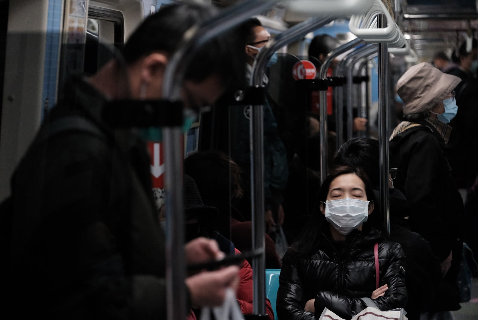 面對疫情，民眾戴口罩因應。（王建棟攝）
