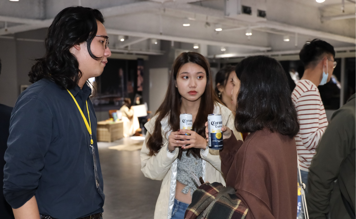 現場參與者一起Networking