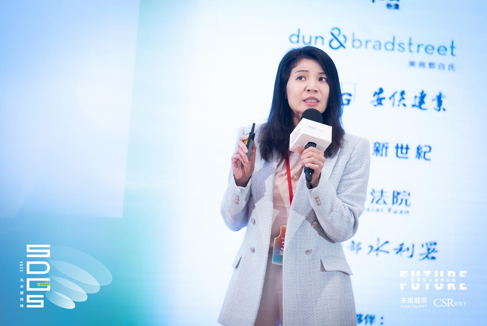 鄧白氏台灣區總經理／孫偉真指出我們必先落實階段性減碳目標，並且透過數據、科技助力。