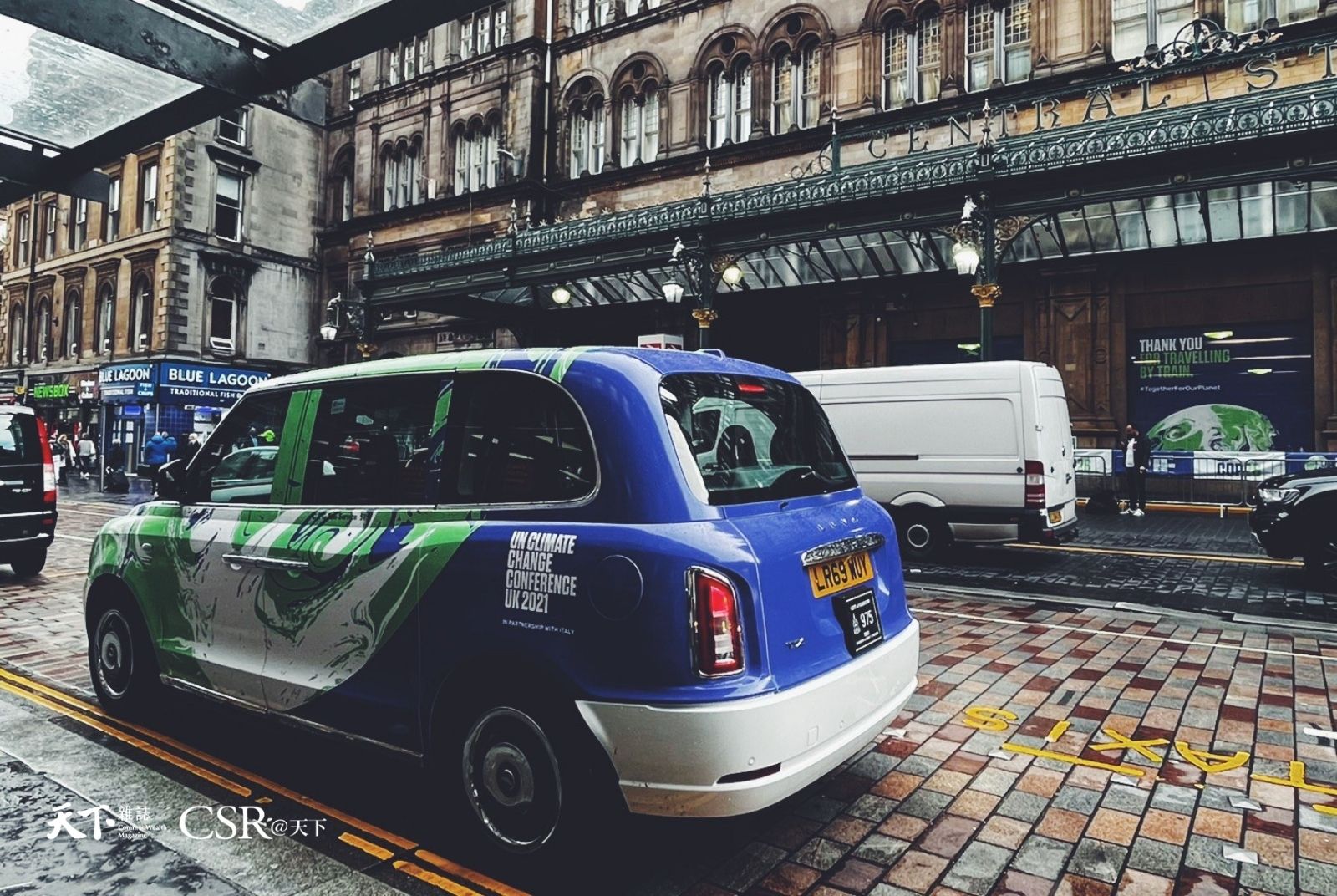格拉斯哥中央車站對面的計程車排班站，有計程車應景地將烤漆換成COP26主視覺