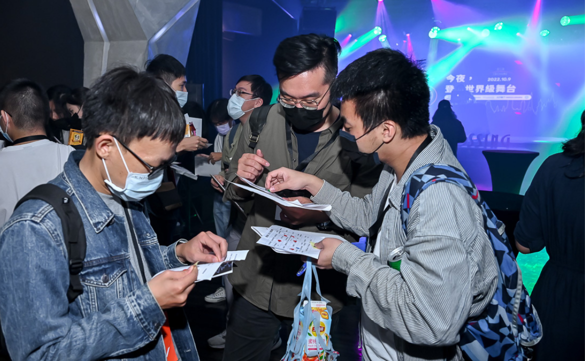 現場參與者一起Networking