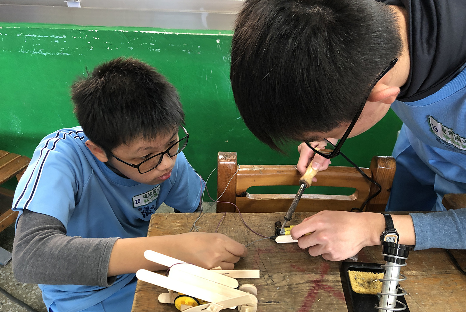 桃園市建國國民中學：轉轉轉，手搖發電仿生獸大進擊