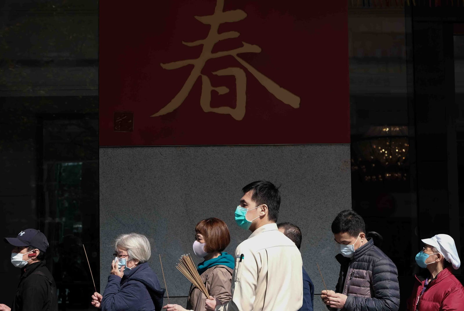 開工首日，民眾戴口罩迎財神。（劉國泰攝）