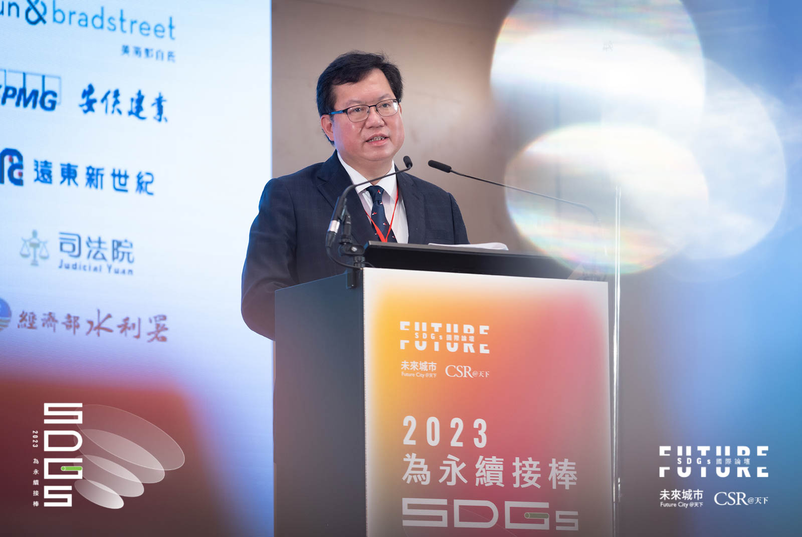 行政院副院長／鄭文燦分享今年更將逐步制定碳費費率、碳盤查機制、能源轉型法治，希望中央地方一起協力。