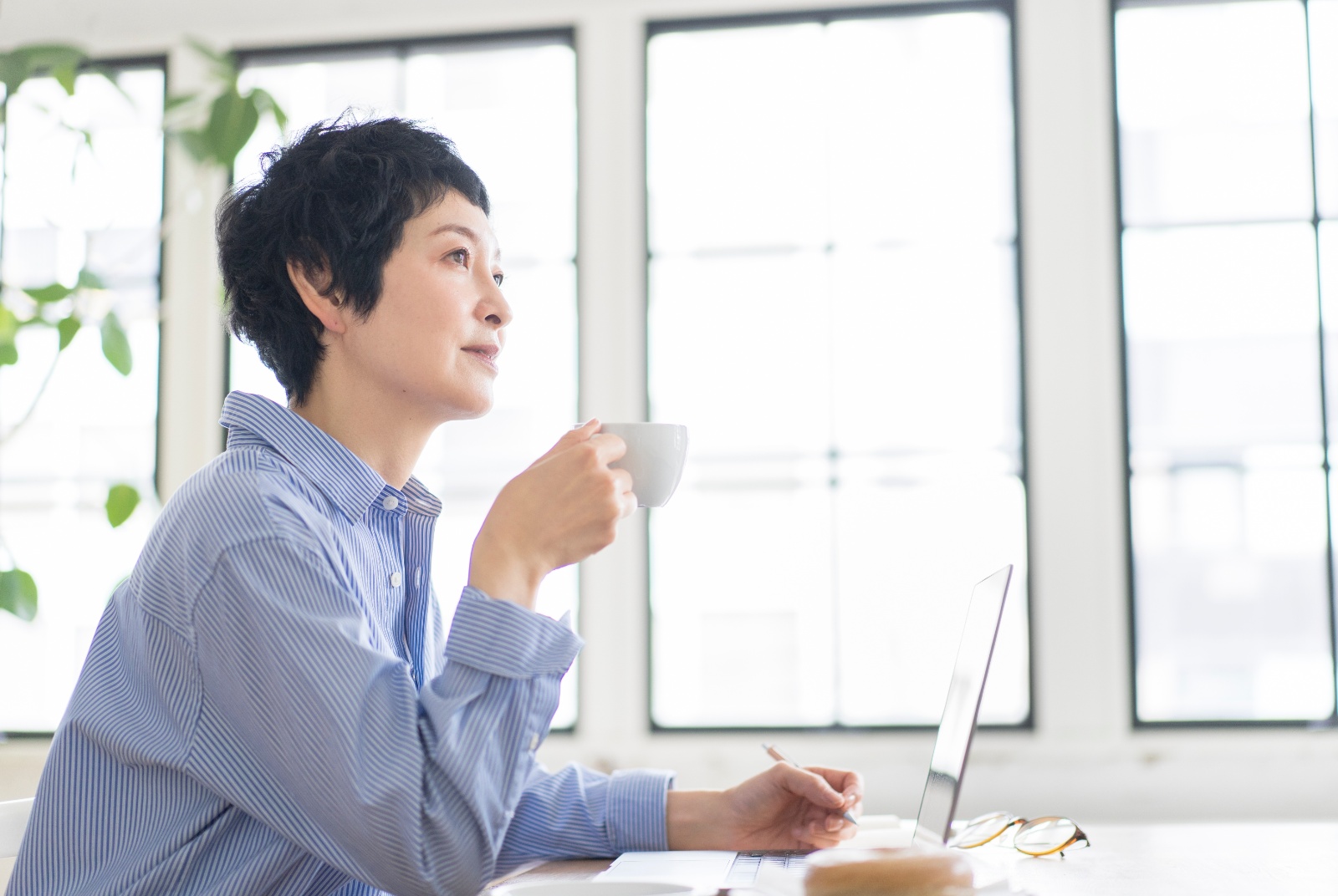 中年腦袋常卡住只是壓力大嗎？23年追蹤研究顯示，出現「6種症狀」與失智風險最相關