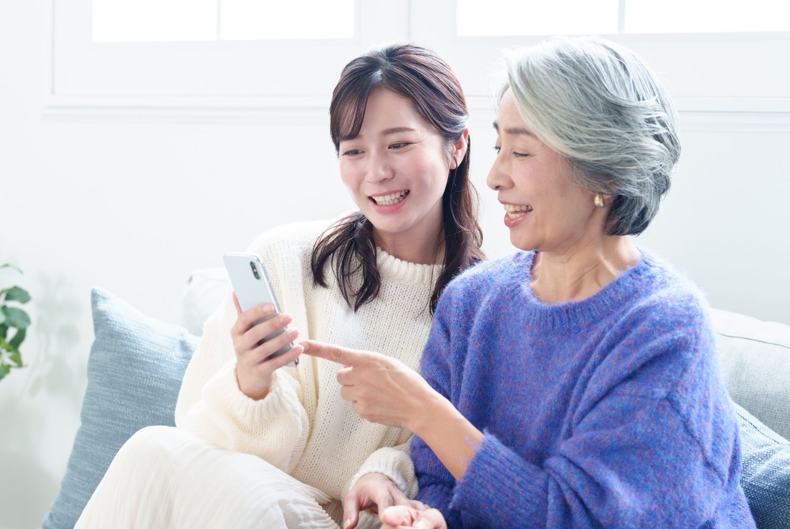 爸媽為何寧可信 AI 假影片也不聽孩子勸？看懂高齡焦慮，別急著說「這是假的」