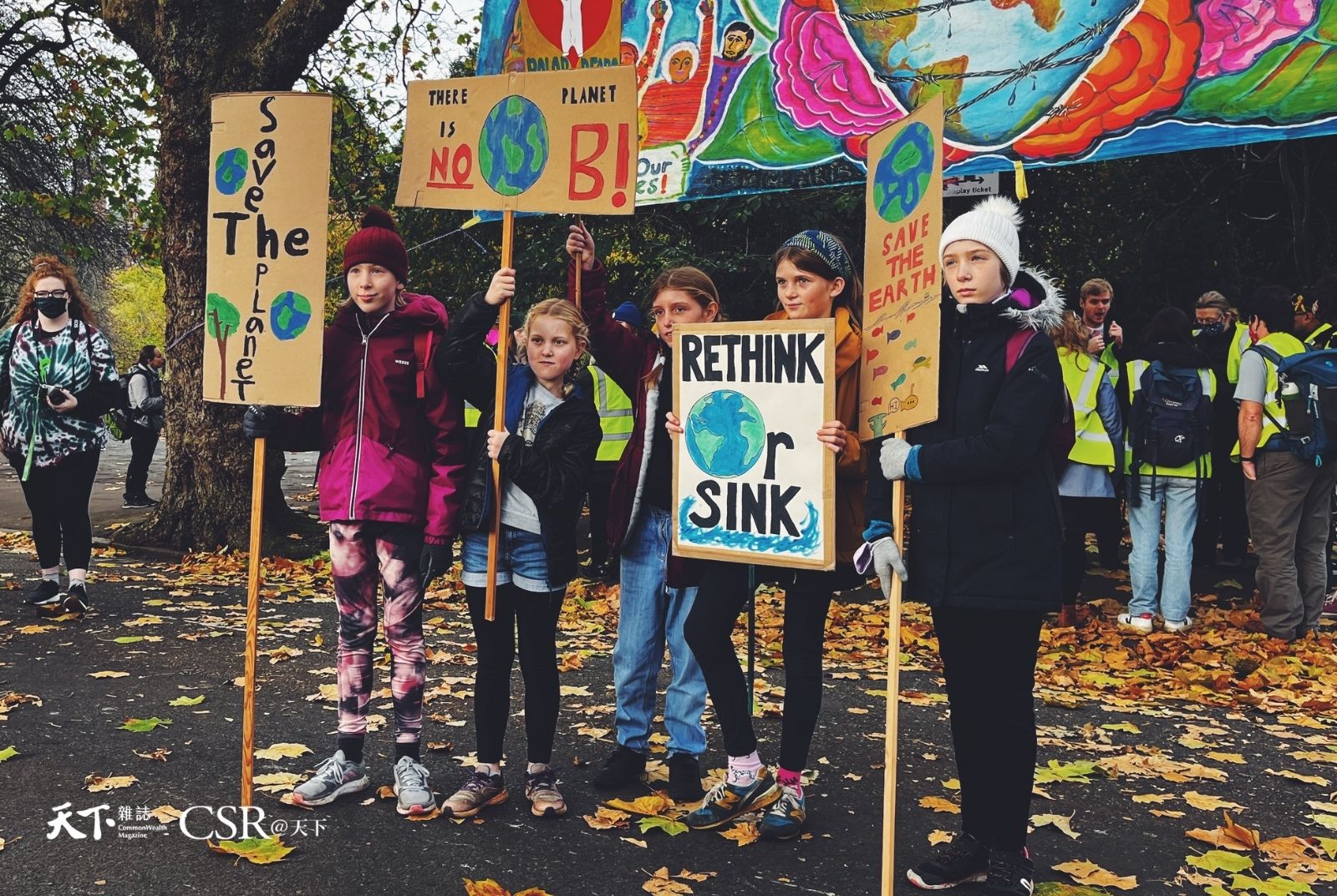 Fridays for Future Glasgow 遊行現場人山人海且標語林立。