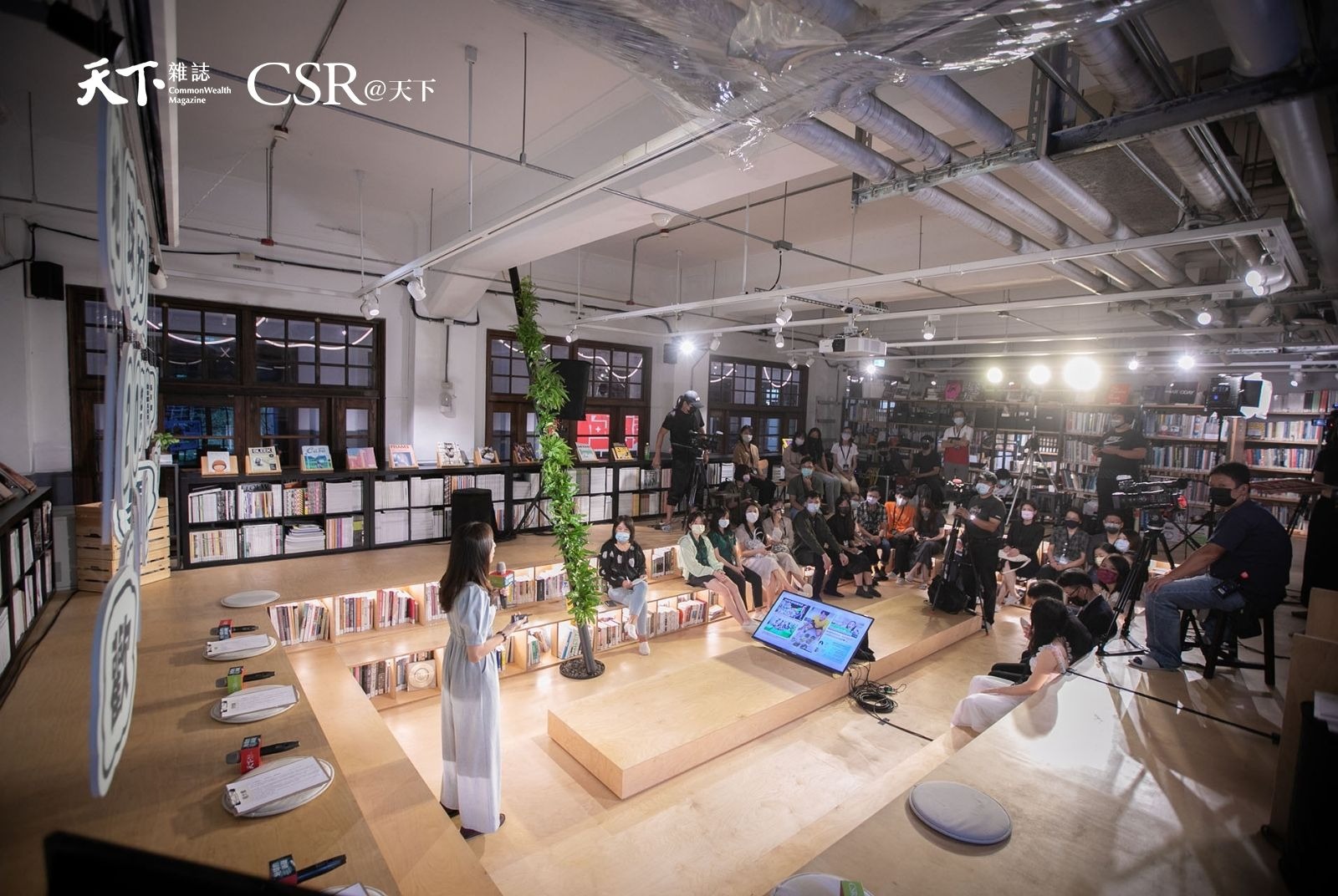 在松山文創園區內的「不只是圖書館」全天候直播｜2021．U20國際青年論壇