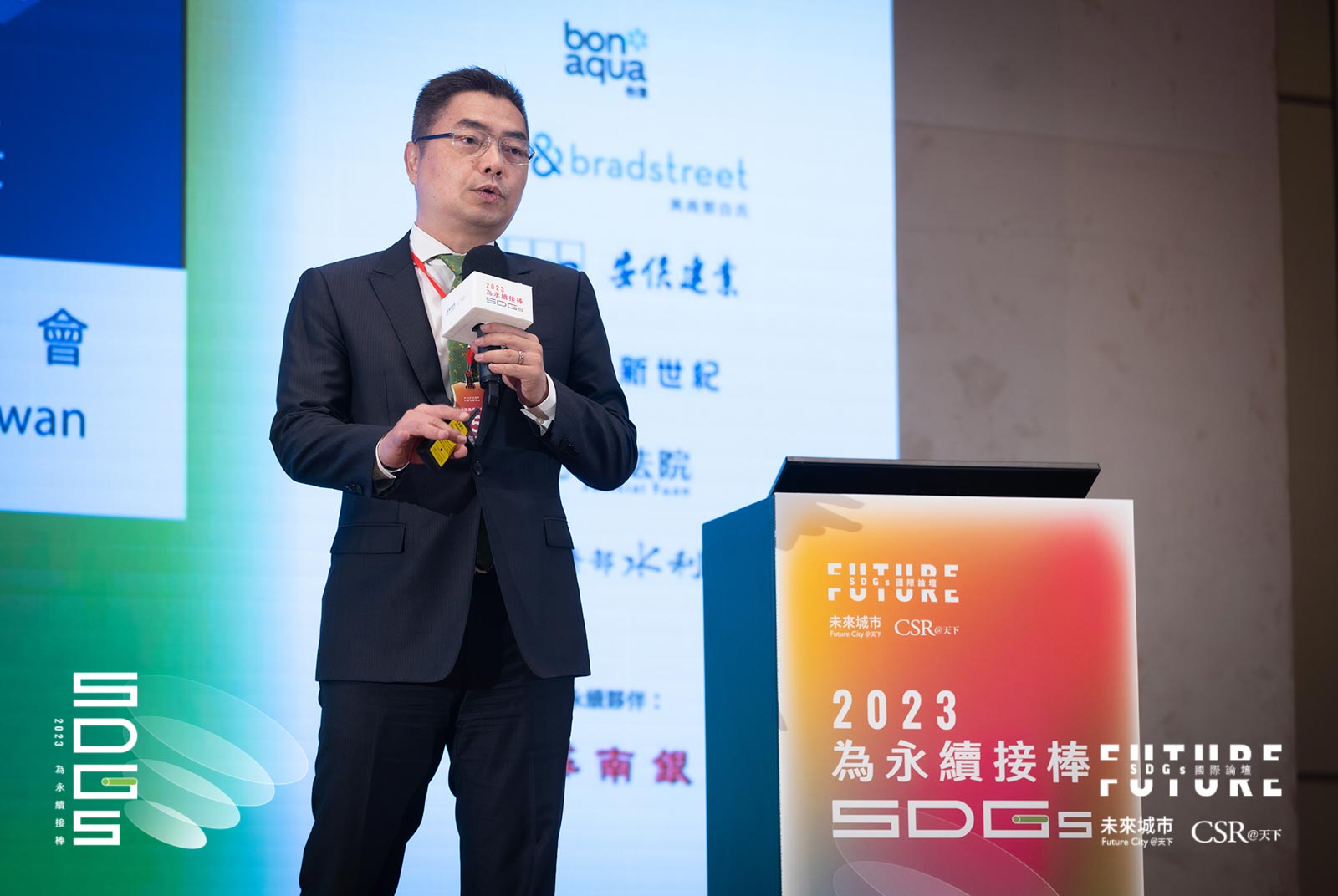 台灣美國商會會長／施立成指出政府的協助，以及即時導入合乎時宜的法規對於應對氣候變遷是必要的。