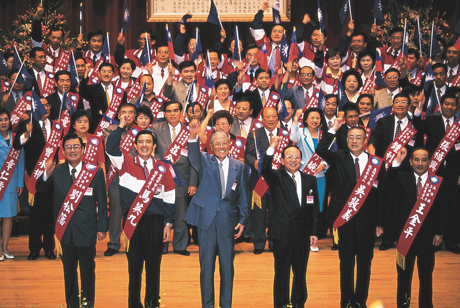 1998年地方選舉，為國民黨候選人站台。