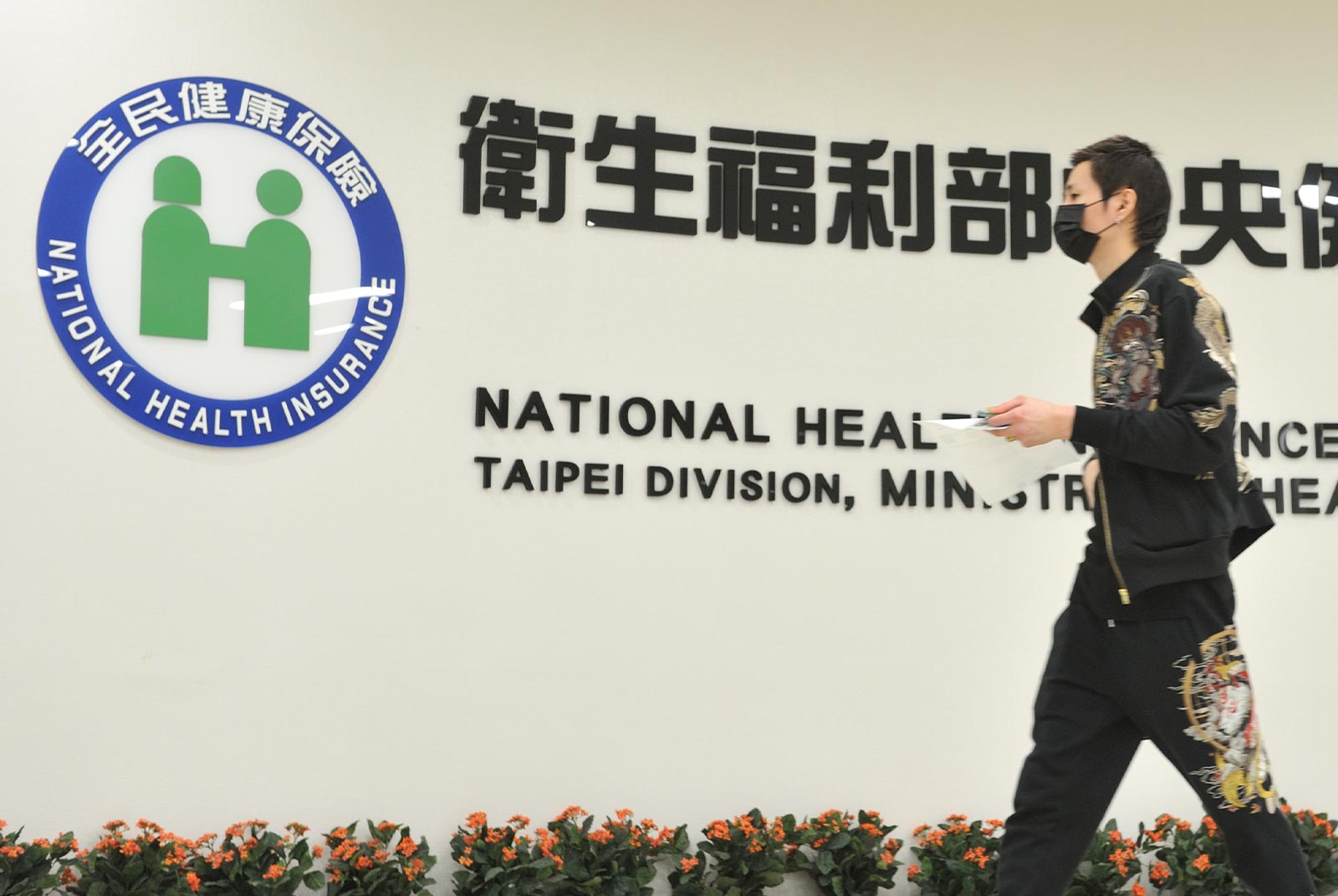 國會開支票，中央買單？補貼老人健保費恐雙重剝削年輕人