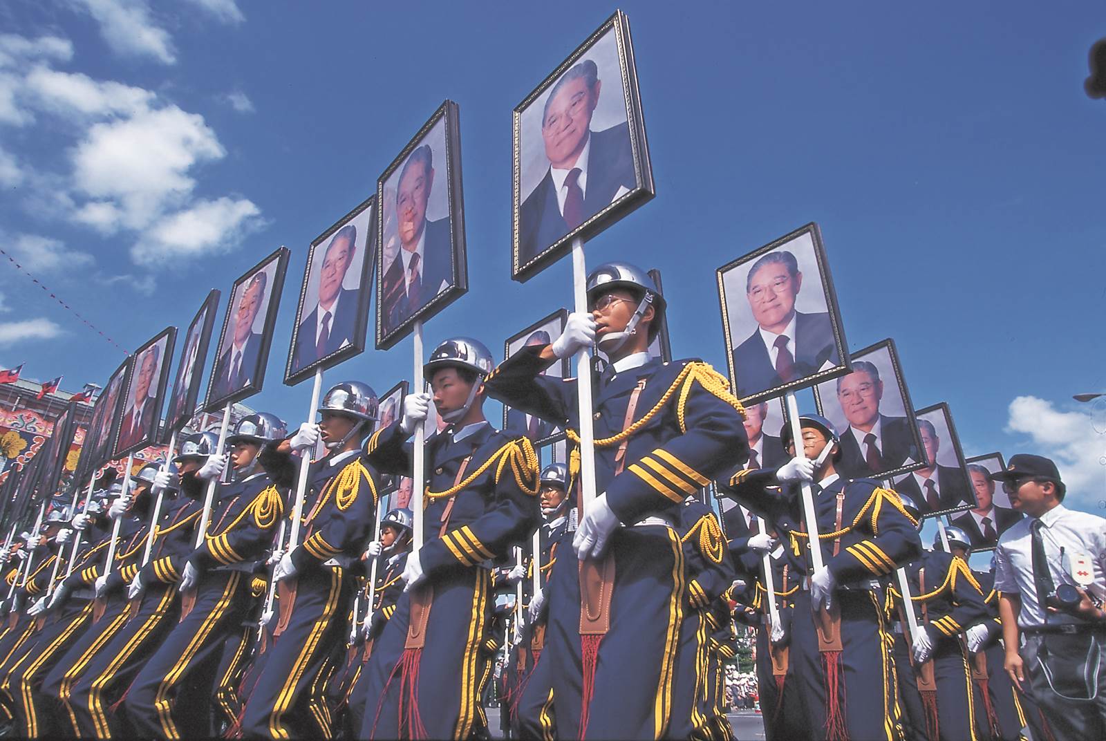 1996年，成為台灣首任民選總統。