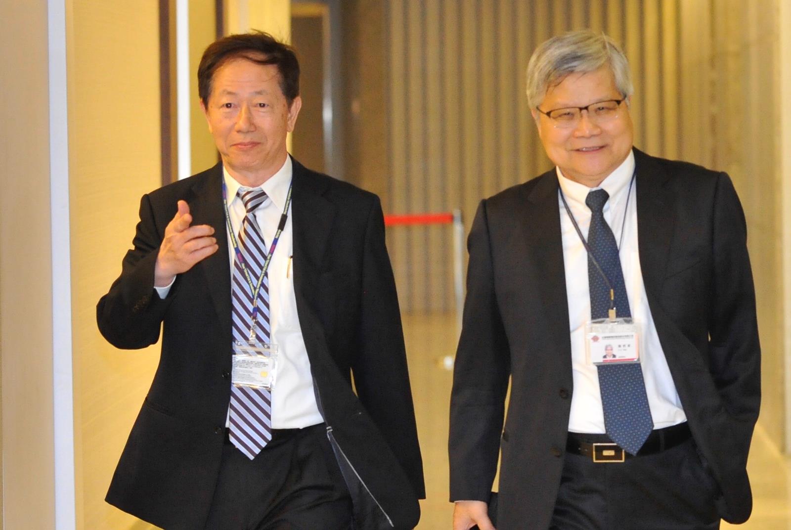 「雙首長制」交棒哲學，張忠謀獨步台灣