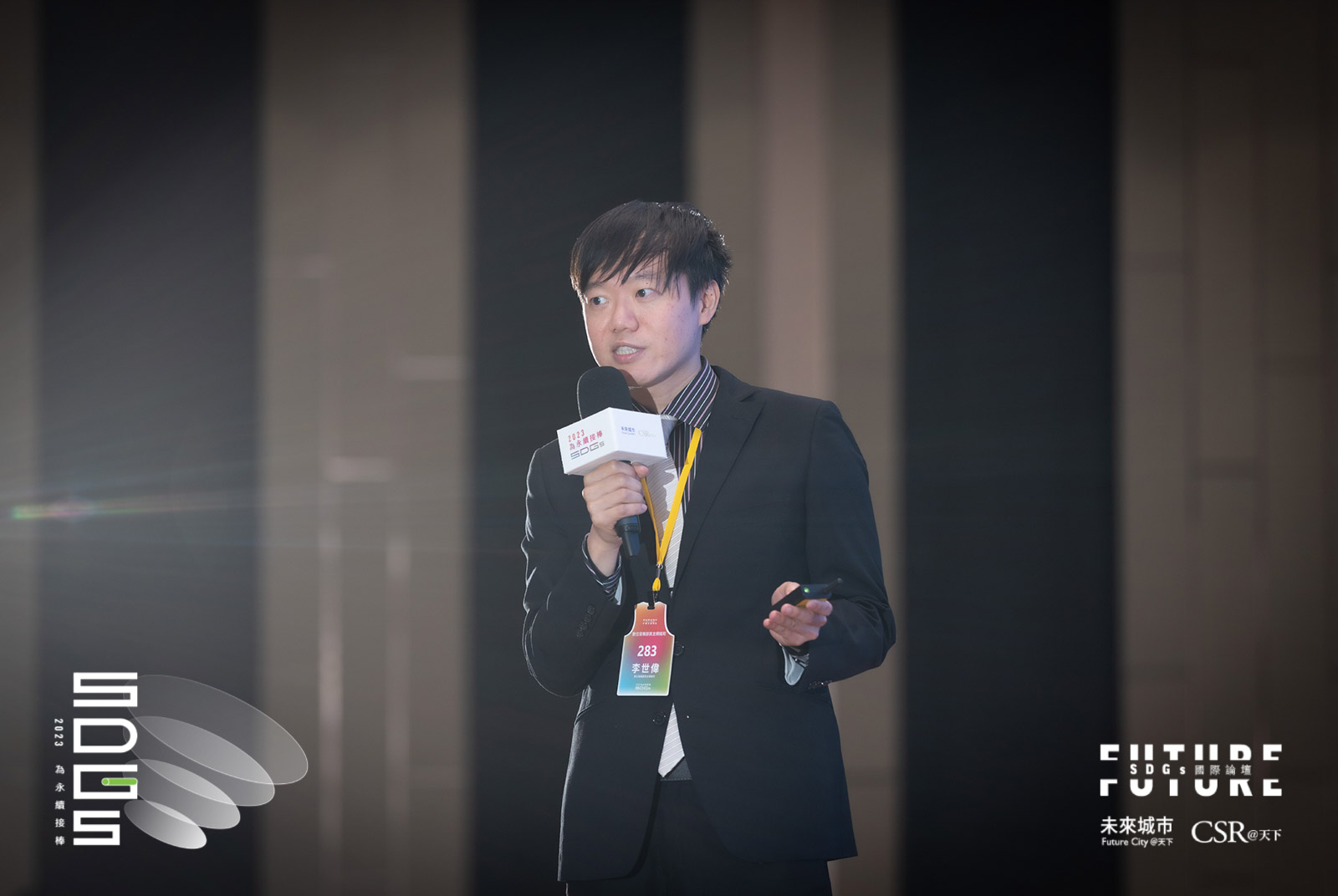 數位發展部民主網絡司淨零合作科科長／李世偉分享他們透過民主網絡作為核心，規劃及實踐分散式架構。