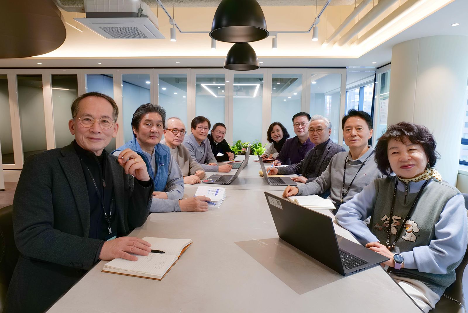 呼叫Emily、Robert！用英文名打破輩分，平均65歲實習生如何和Z世代協作，合攻高齡商機？
